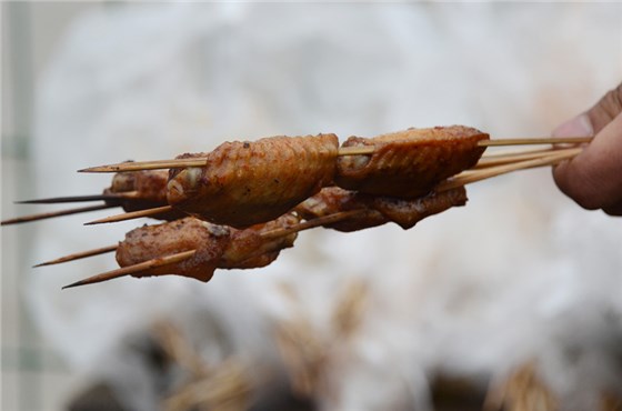 吹著江風，爸爸們動手燒烤，媽媽們陪寶寶玩耍，一起享受著美味的幸福感。 (1)_副本